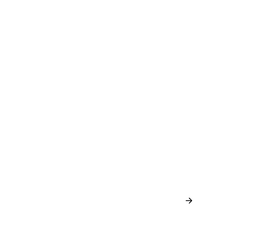 Eine Frau lacht und hält ein ERDINGER Brauhaus Helles in der Hand auf einem Volksfest.