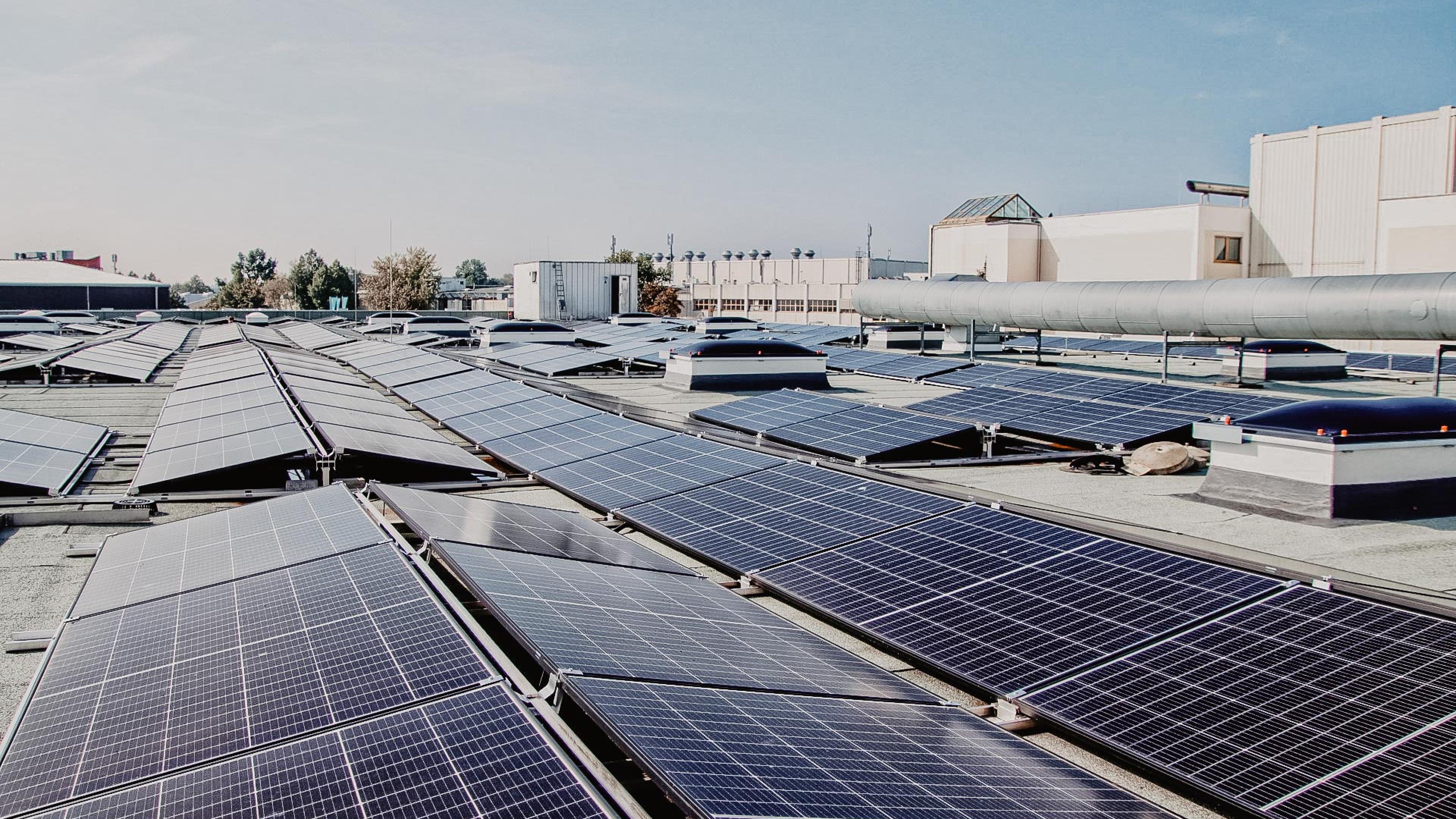 The photovoltaic system on the roof of the ERDINGER brewery serves as an example of ecological sustainability.