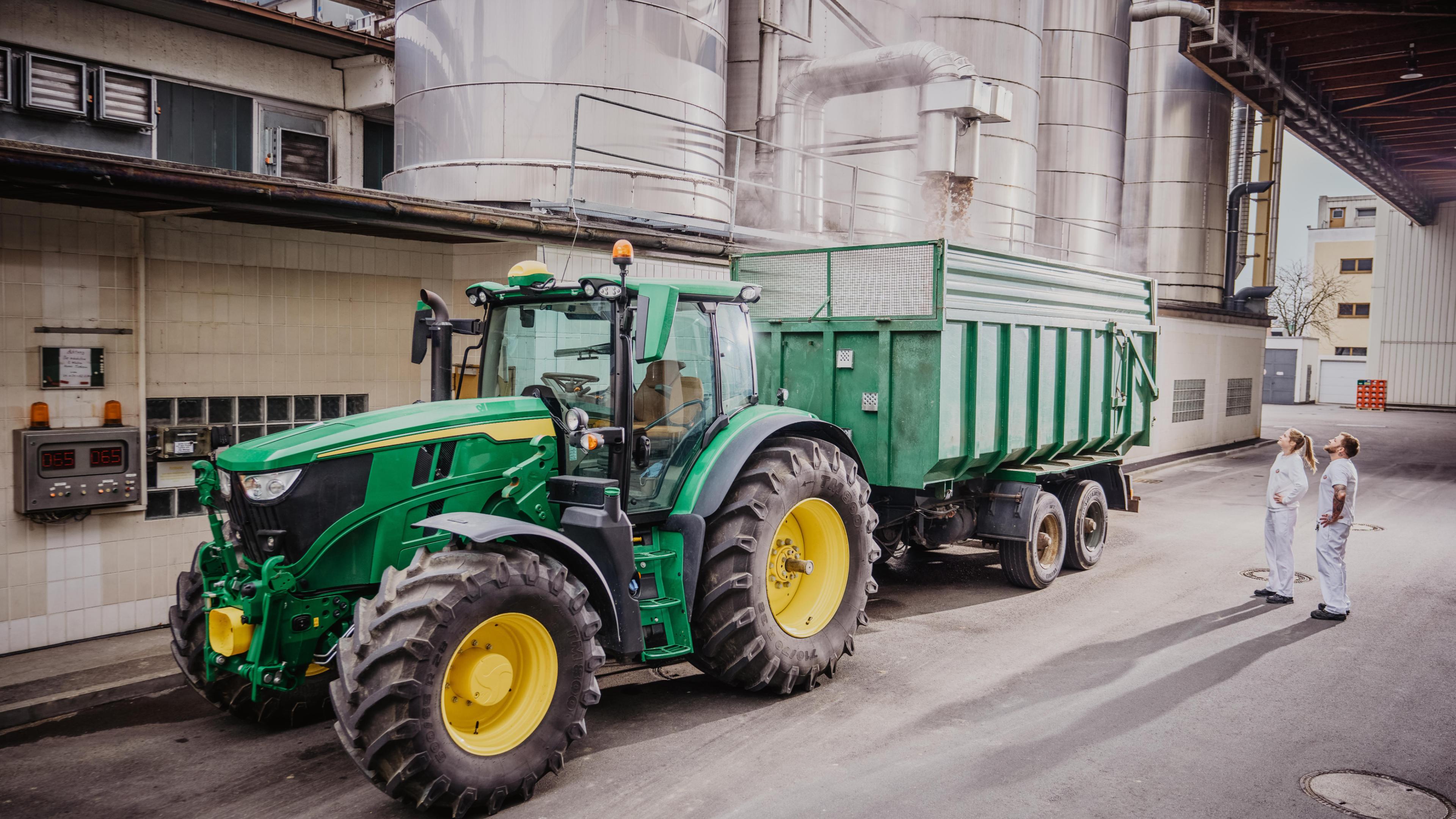 The filling of spent grain under the supervision of two ERDINGER brewers serves as an example of social sustainability.