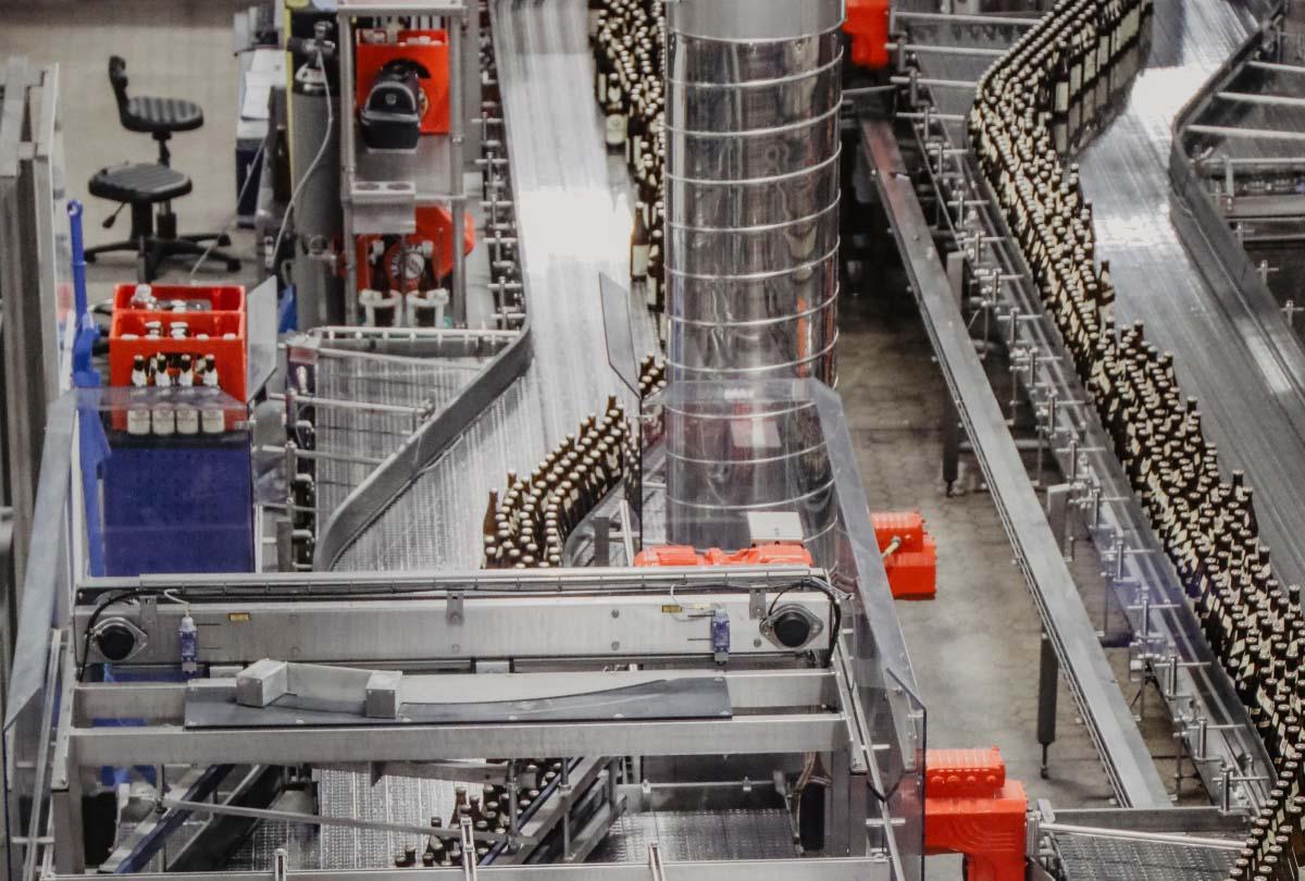 Aerial view of the filling lines in operation at the ERDINGER bottling plant.