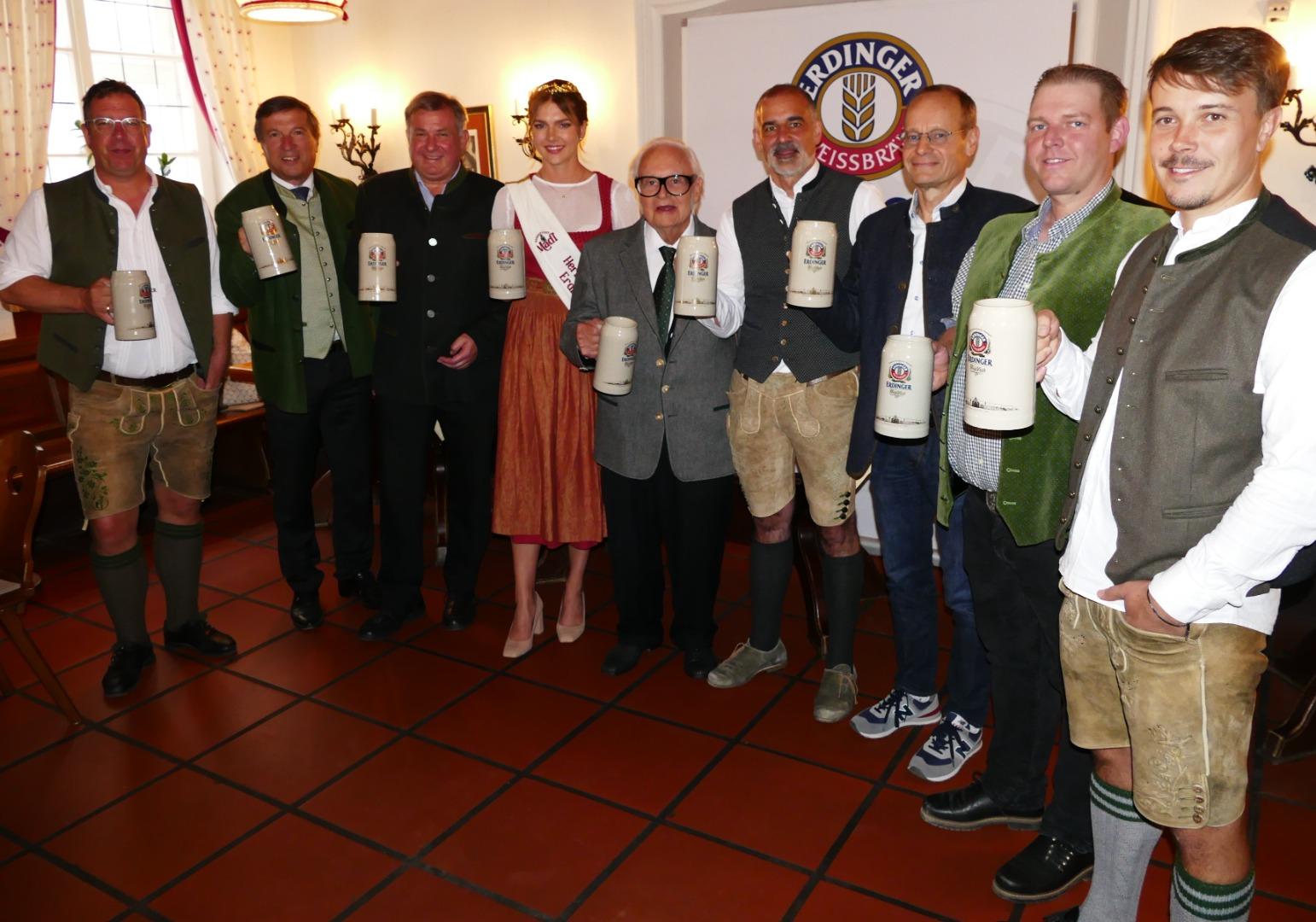 ERDINGER Geschäftsführung und Gäste bei der Festbierprobe zum 83. Herbstfest in Erding prosten sich zu.