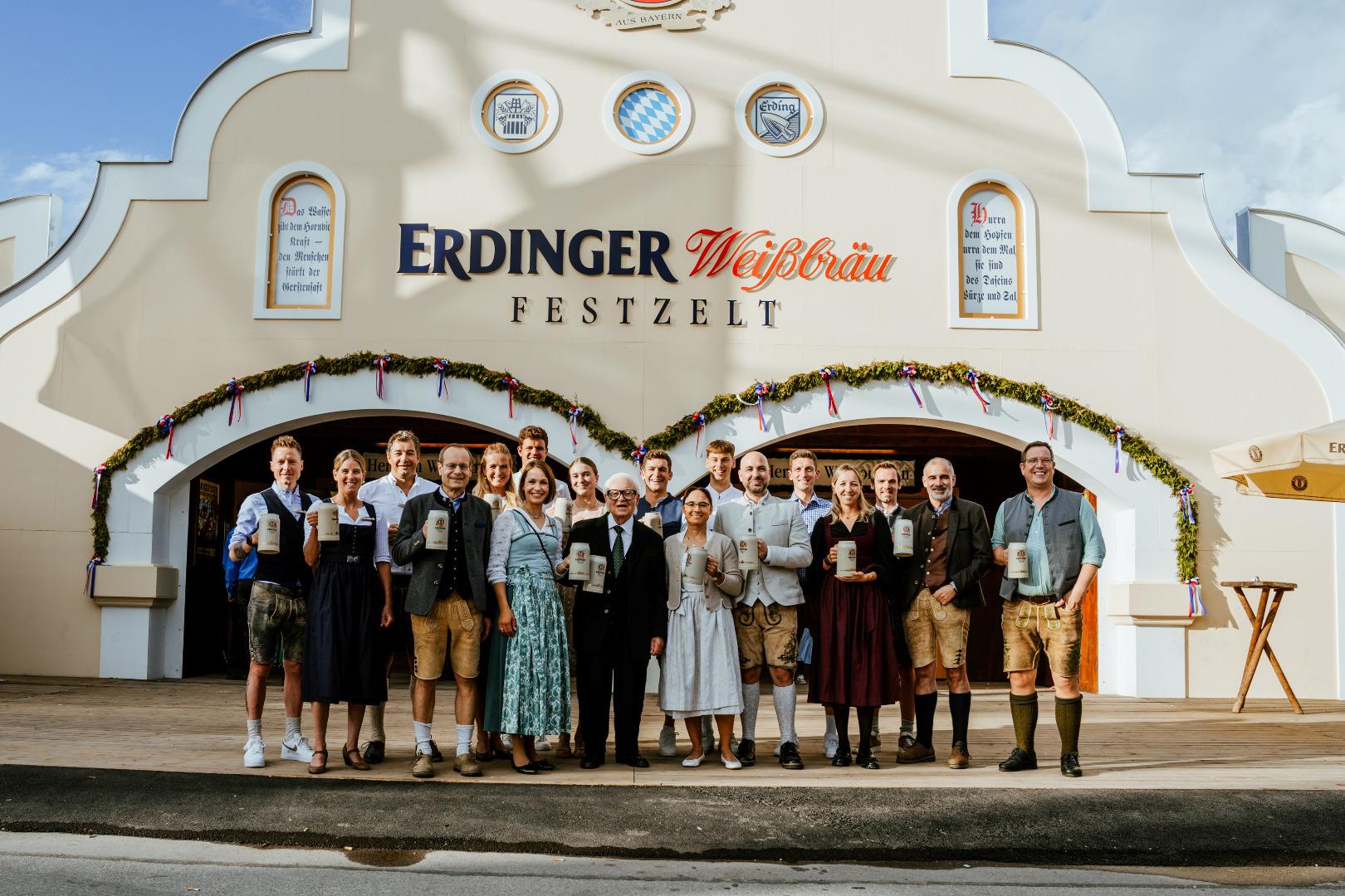 ERDINGER Profisportler zusammen mit Geschäftsführung vor dem Festzelt auf dem Herbstfest.