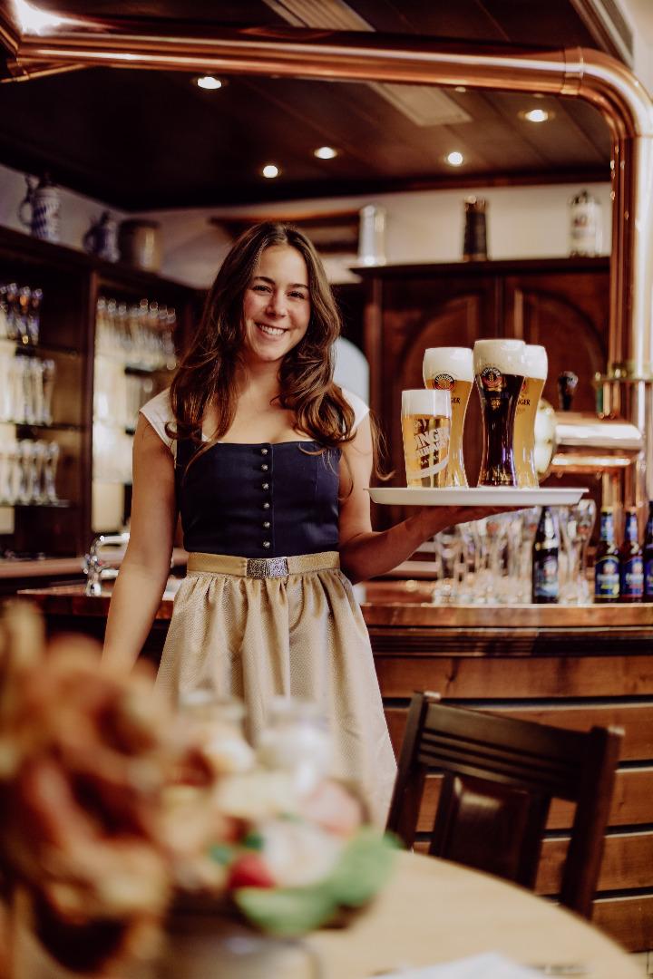 Kellnerin serviert Bier für Intergastra 2026.