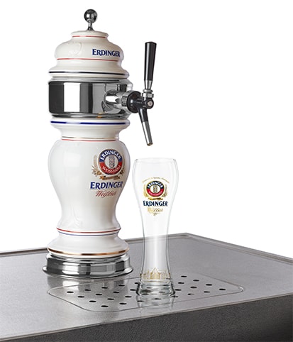 An empty ERDINGER Weißbier glass next to a draft tower, symbolizing the beer variety to be selected.
