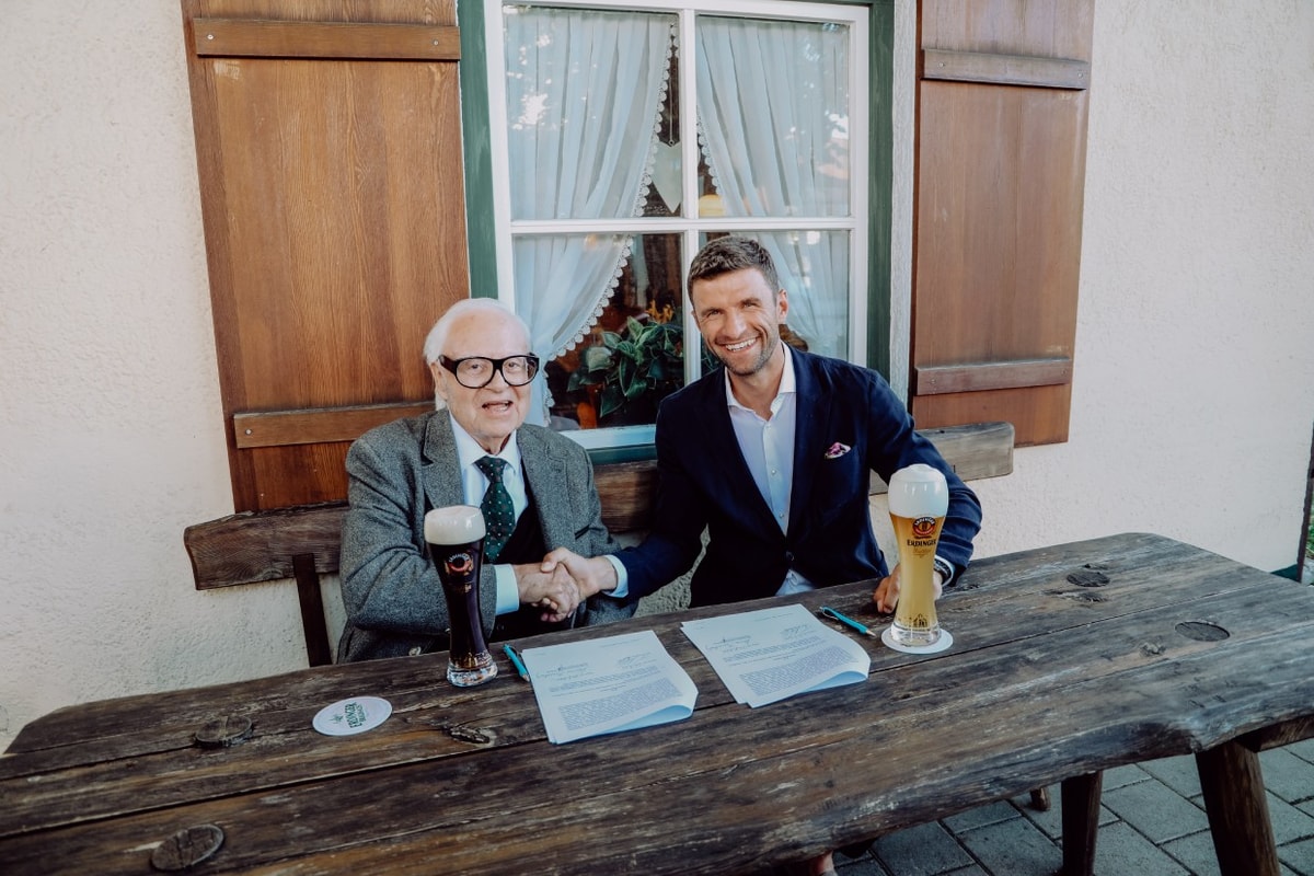 Thomas Müller and Werner Brombach enjoy a wheat beer together at the signing of the contract to become an ERDINGER brand ambassador.