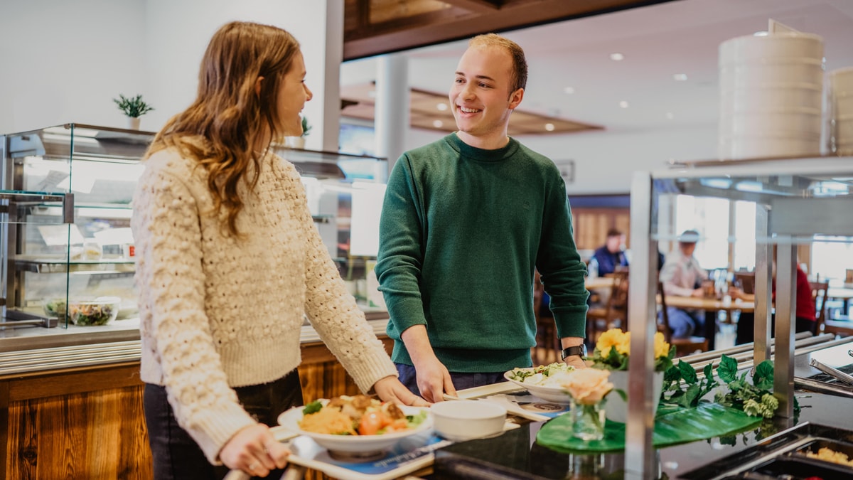 Two ERDINGER employees are chatting in the brewery‘s canteen.