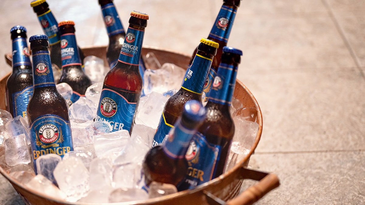 A bucket with ERDINGER Alkoholfrei bottles and ice cubes.