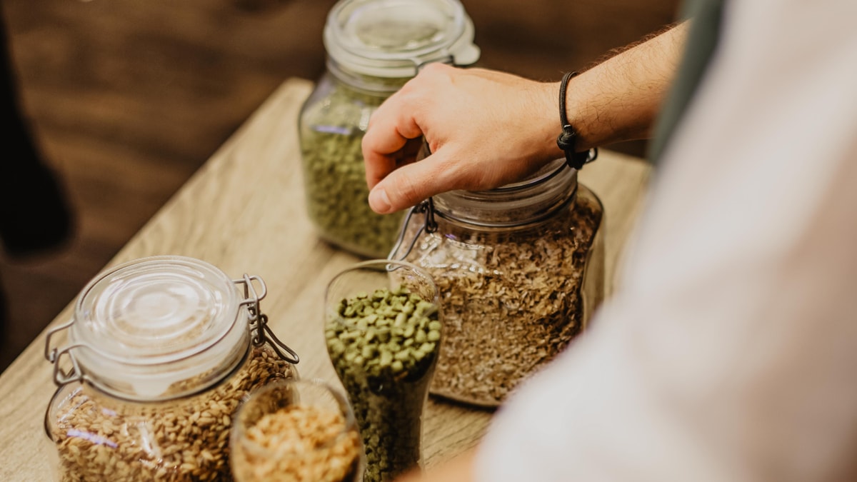 Ingredients for making ERDINGER Brauhaus lined up in glasses on a table.