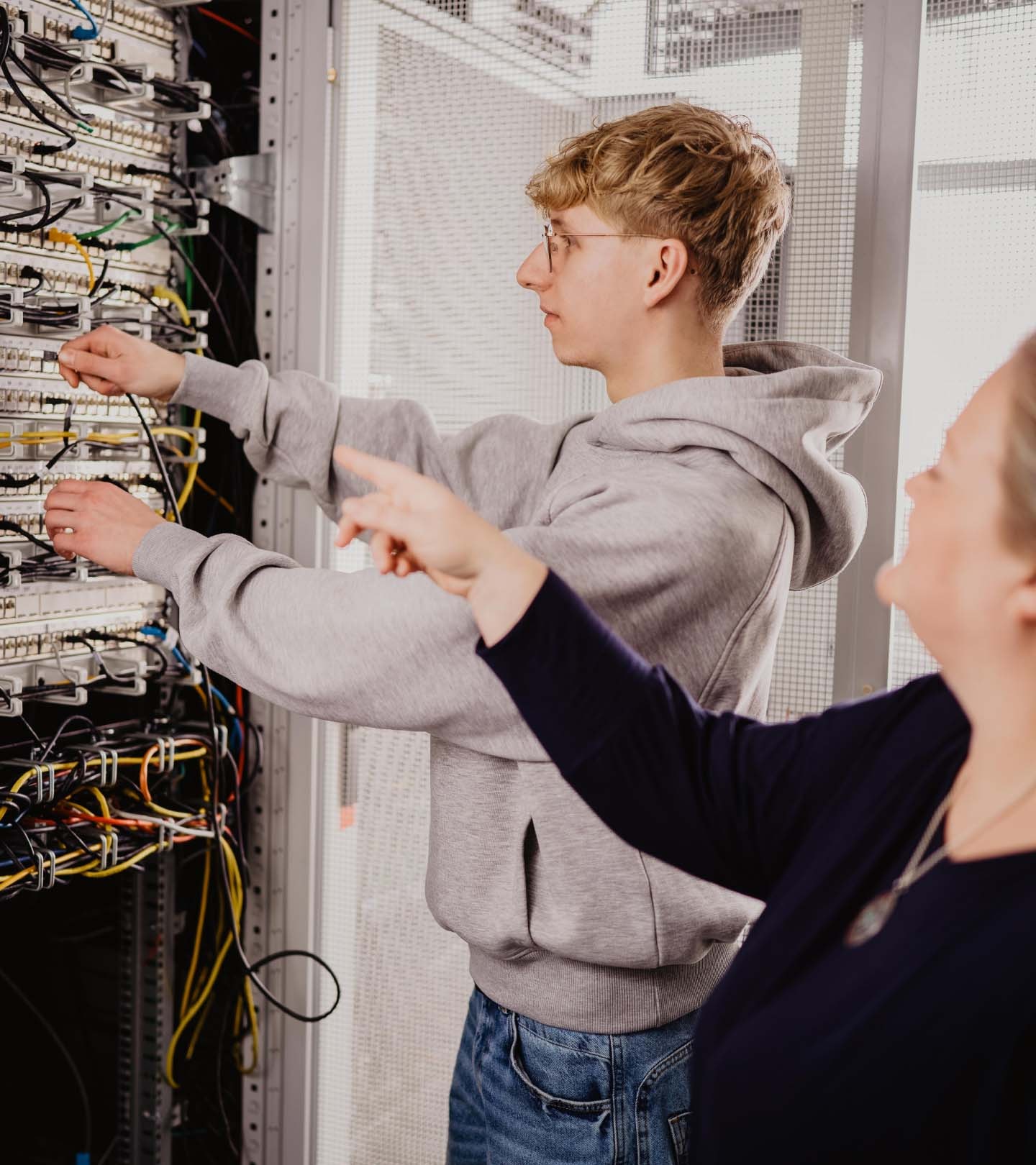 ERDINGER Fachinformatiker arbeiten an offenem Serverschrank.