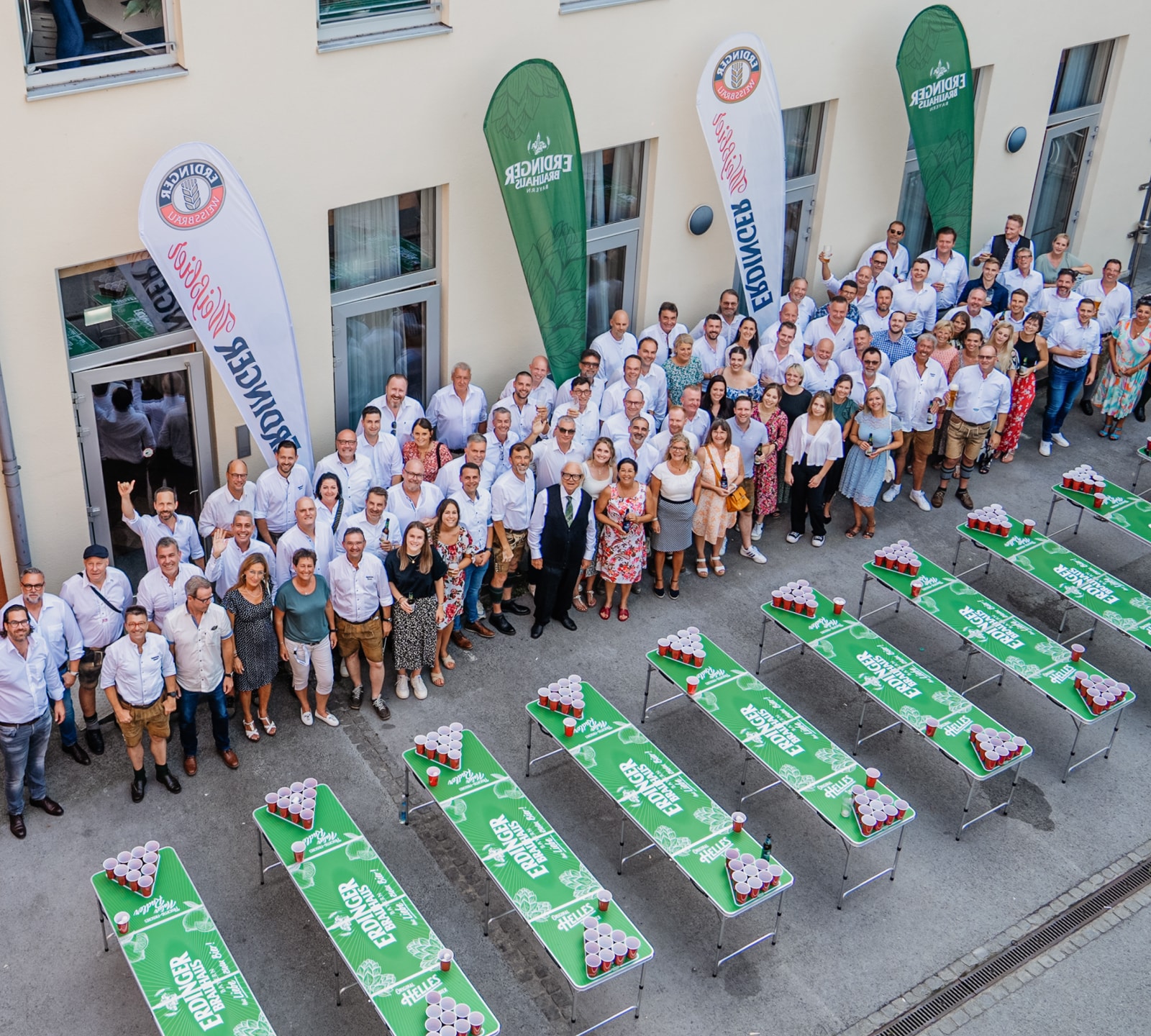 Gruppenfoto von ERDINGER Mitarbeitern auf Bierpongturnier in Vogelperspektive.