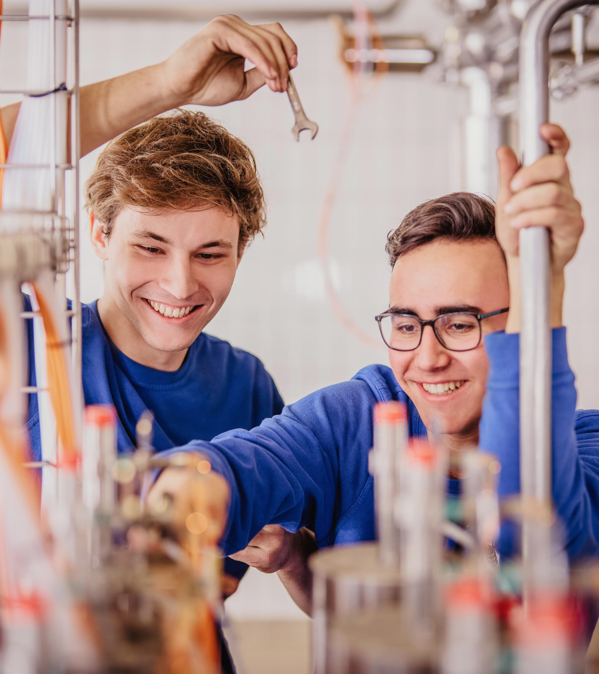 Two ERDINGER employees are having a conversation.