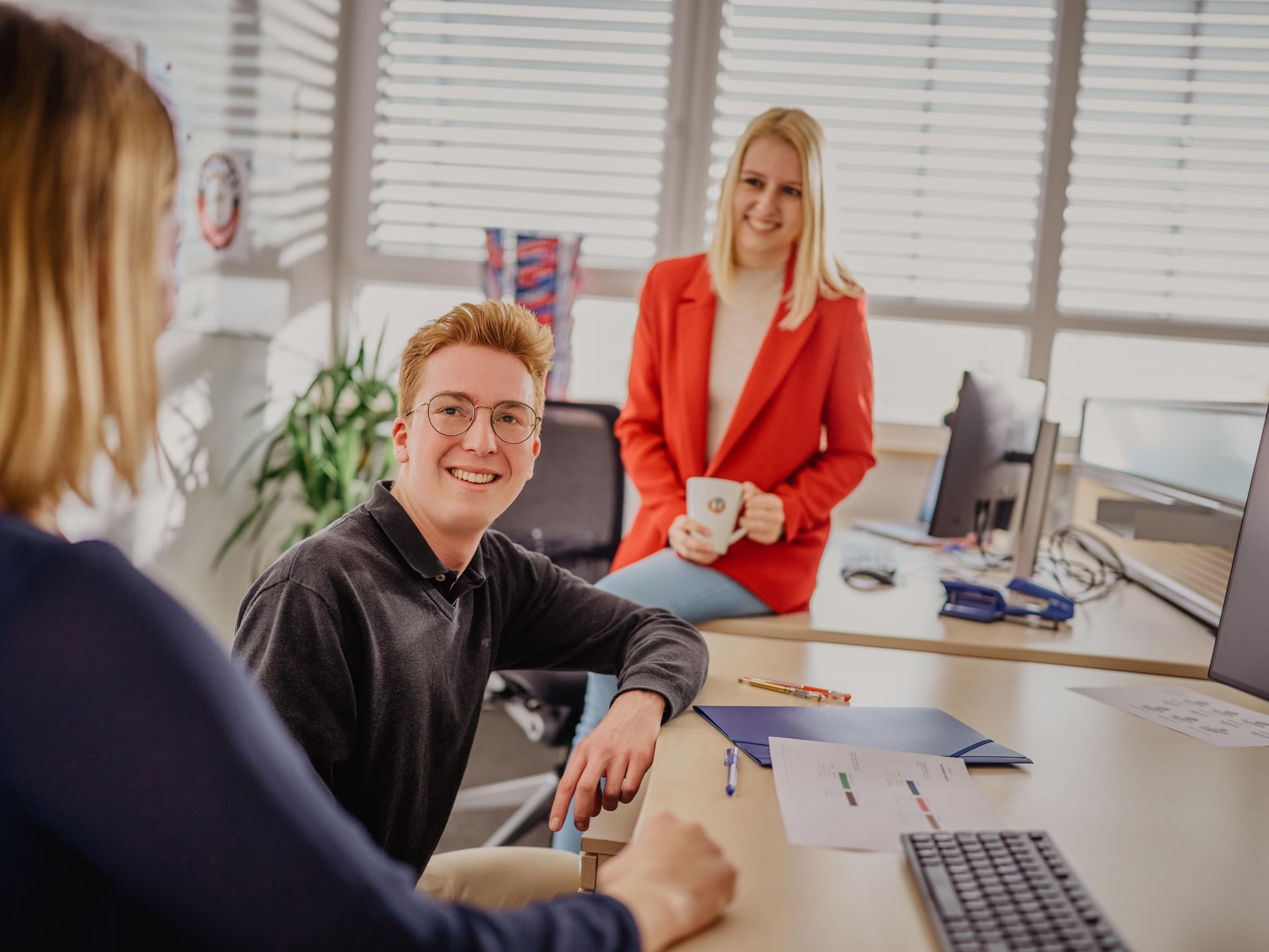 Two ERDINGER employees in the office symbolically as points of contact for inquiries.