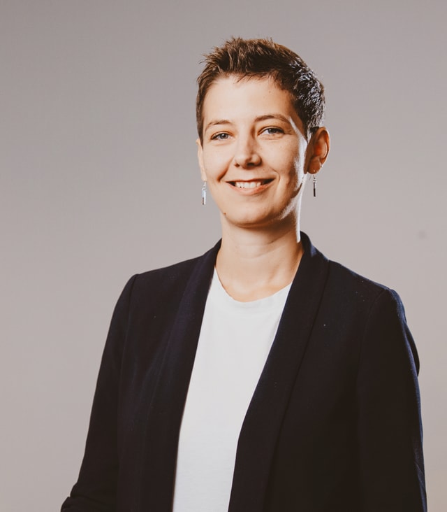 Portrait von Maria Haas, Leitung Recruiting und Personalentwicklung bei ERDINGER.