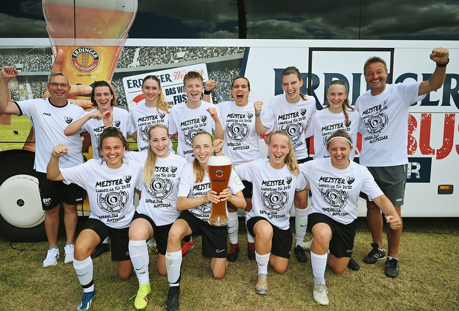 Ein Siegerfoto der Herrenmannschaft mit WfV Banner beim ERDINGER Meistercup 2024.