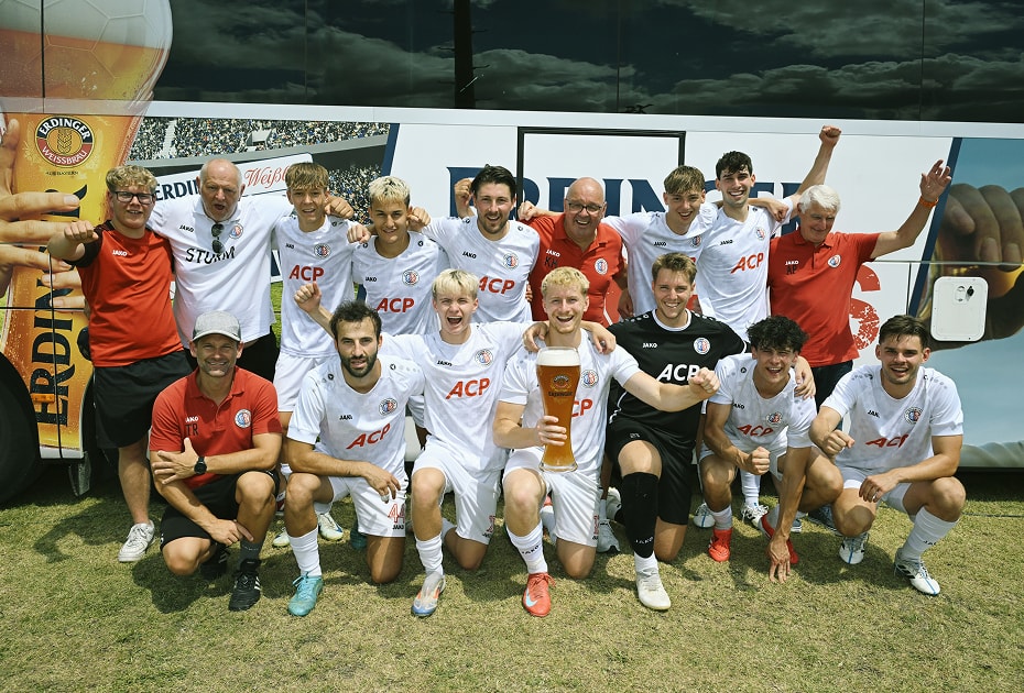 Ein Siegerfoto der Damenmannschaft mit WfV Banner beim ERDINGER Meistercup 2024.