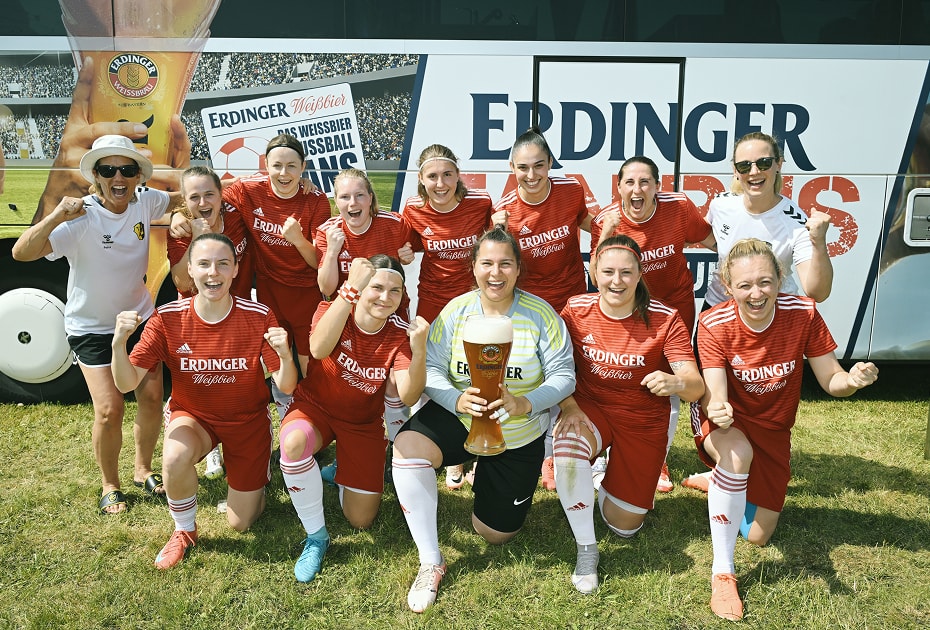 Ein Siegerfoto der Damenmannschaft mit BfV Banner beim ERDINGER Meistercup 2024.