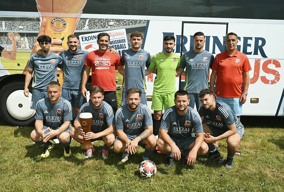 Ein Siegerfoto der Herrenmannschaft mit BfV Banner beim ERDINGER Meistercup 2024.