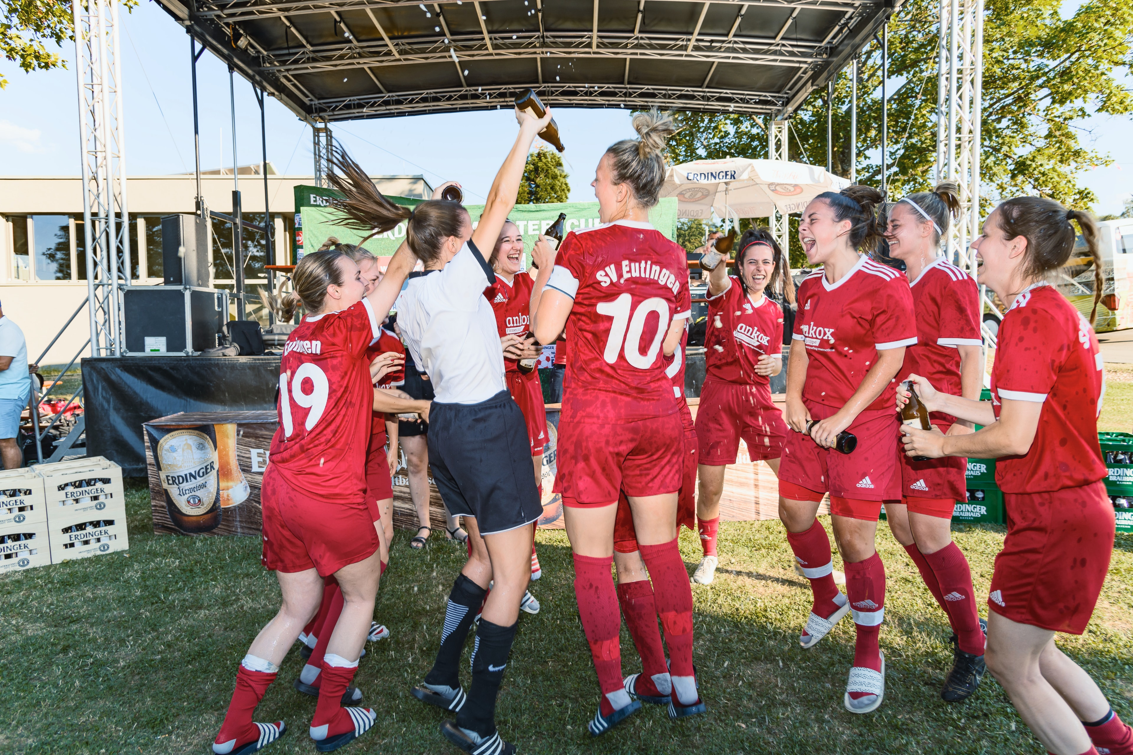 Damen feiern ihren Sieg im Fußball beim ERDINGER Meistercup mit Bierdusche.