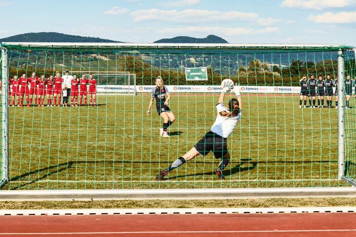 Eine Frau schießt einen Elfmeter beim ERDINGER Meistercup.