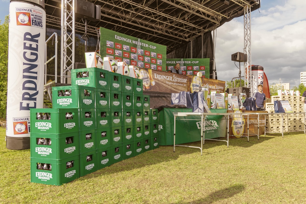 Verschiedene Gewinne aufgereiht und bereit zur Abholung beim ERDINGER Meistercup.