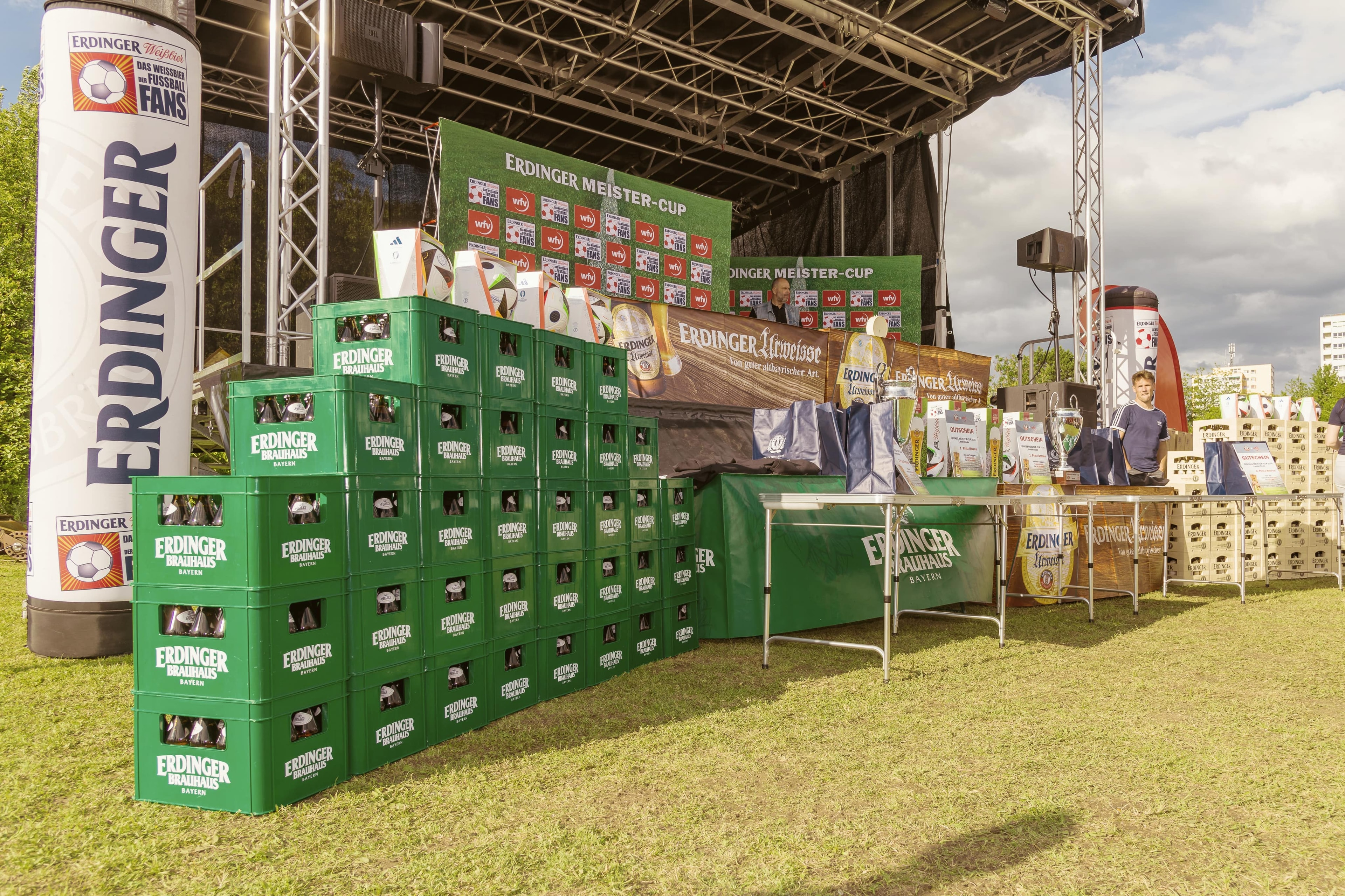 Verschiedene Gewinne aufgereiht und bereit zur Abholung beim ERDINGER Meistercup.