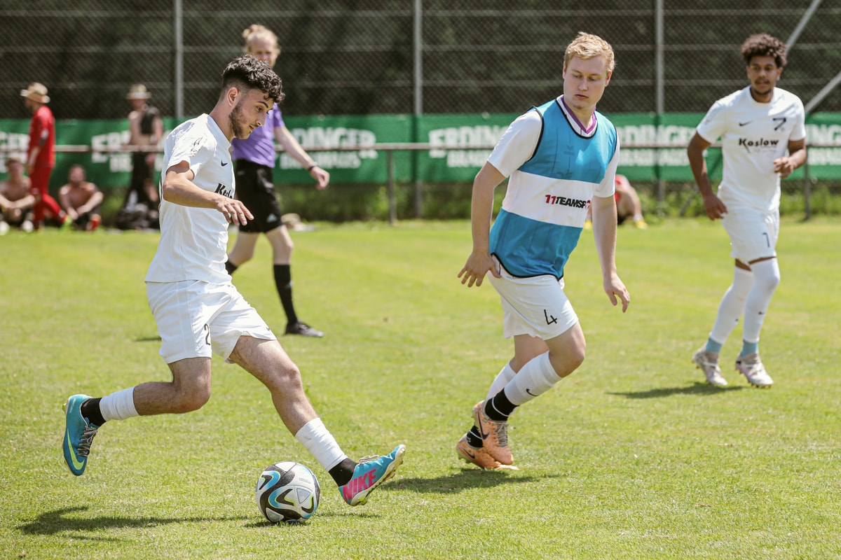 Ein Spieler spielt einen Pass am Gegenspieler vorbei beim ERDINGER Meistercup.