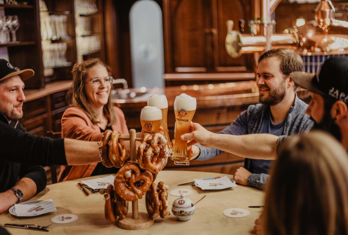 Guests are toasting during the tasting at the ERDINGER brewery tour.
