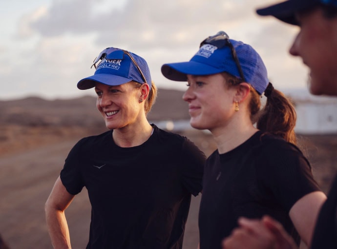 Daniela Bleymehl and Lena Meißner are chatting after training with the ERDINGER Active.TEAM.