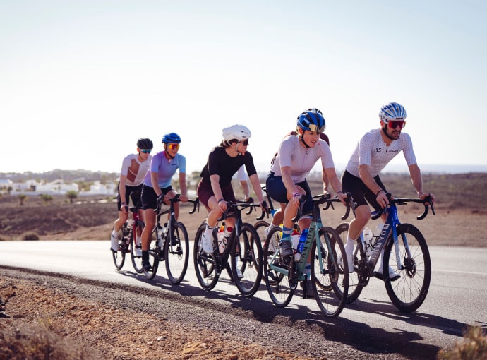 The ERDINGER Active.TEAM during their joint cycling training.