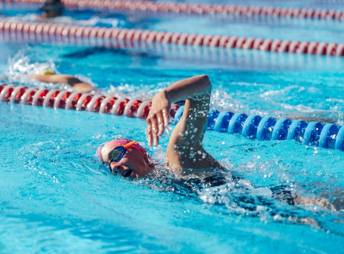 Nikki Bartlett doing freestyle swimming during training with the ERDINGER Active.TEAM.