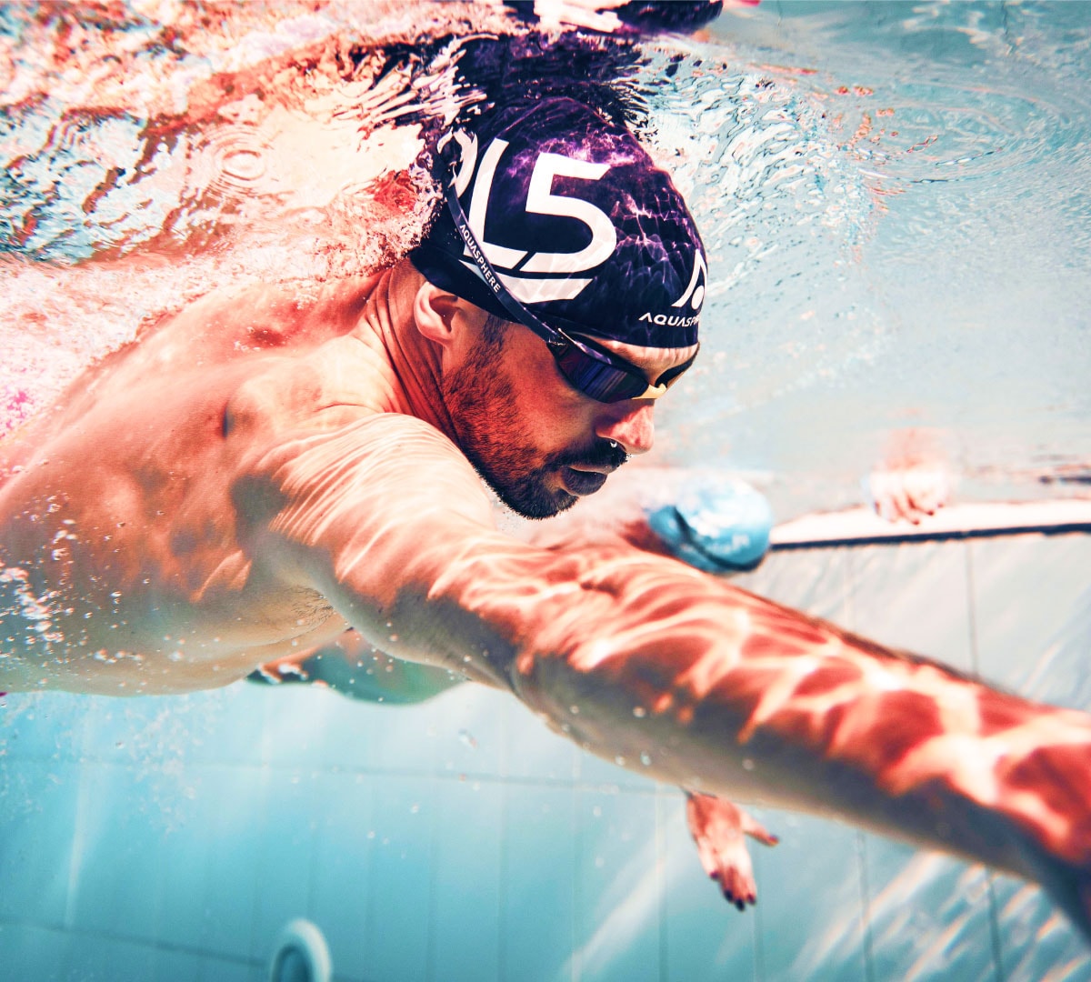 Patrick Lange swimming with the ERDINGER Active.TEAM.