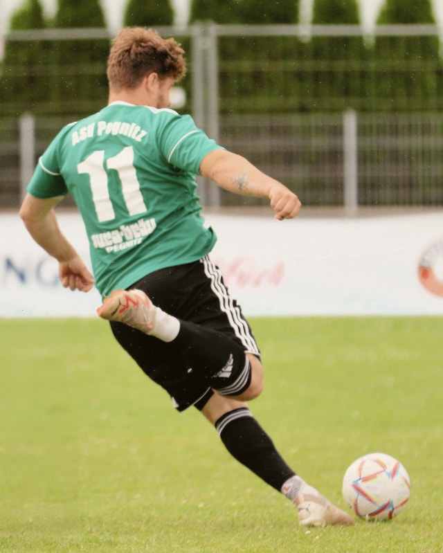 Ein Fußballer beim Schuss beim ERDINGER Meistercup.