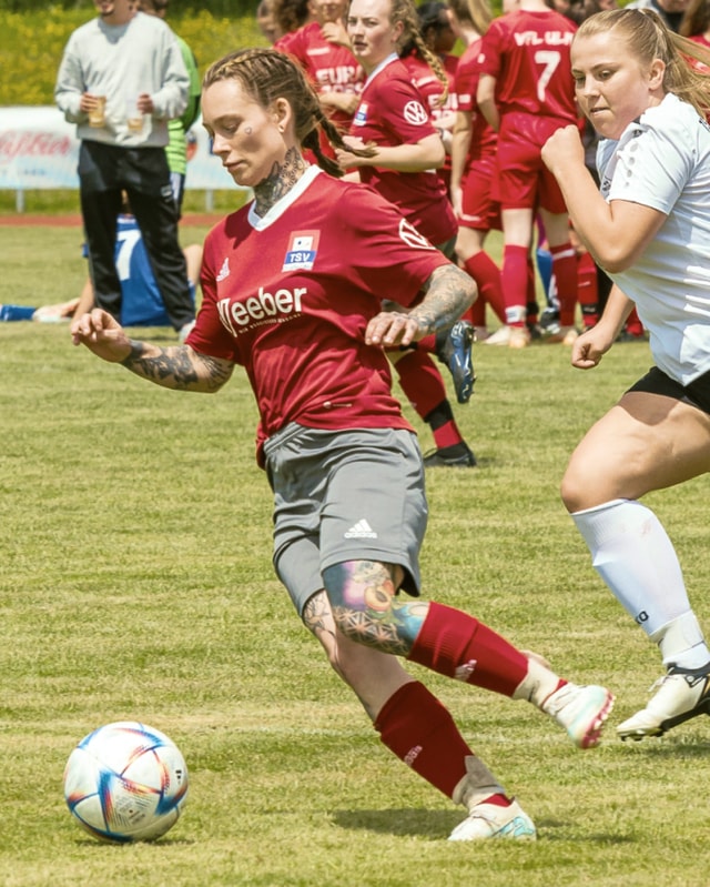 Eine Fußballerin beim dribbeln beim ERDINGER Meistercup.