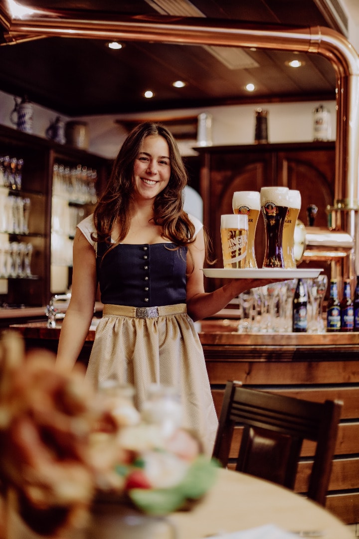 Kellnerin serviert Bier für Intergastra 2026.