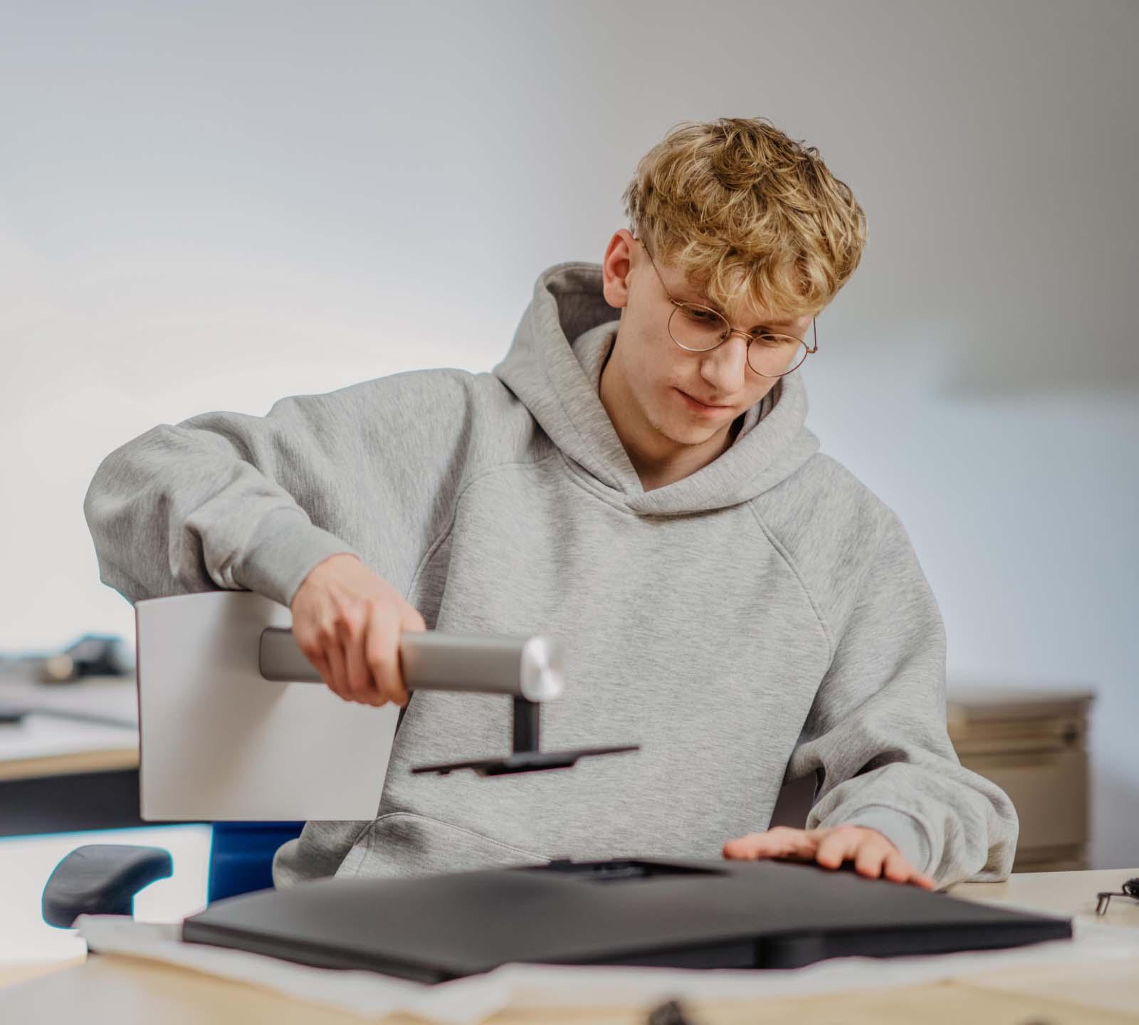 ERDINGER Fachinformatiker baut Monitor zusammen.