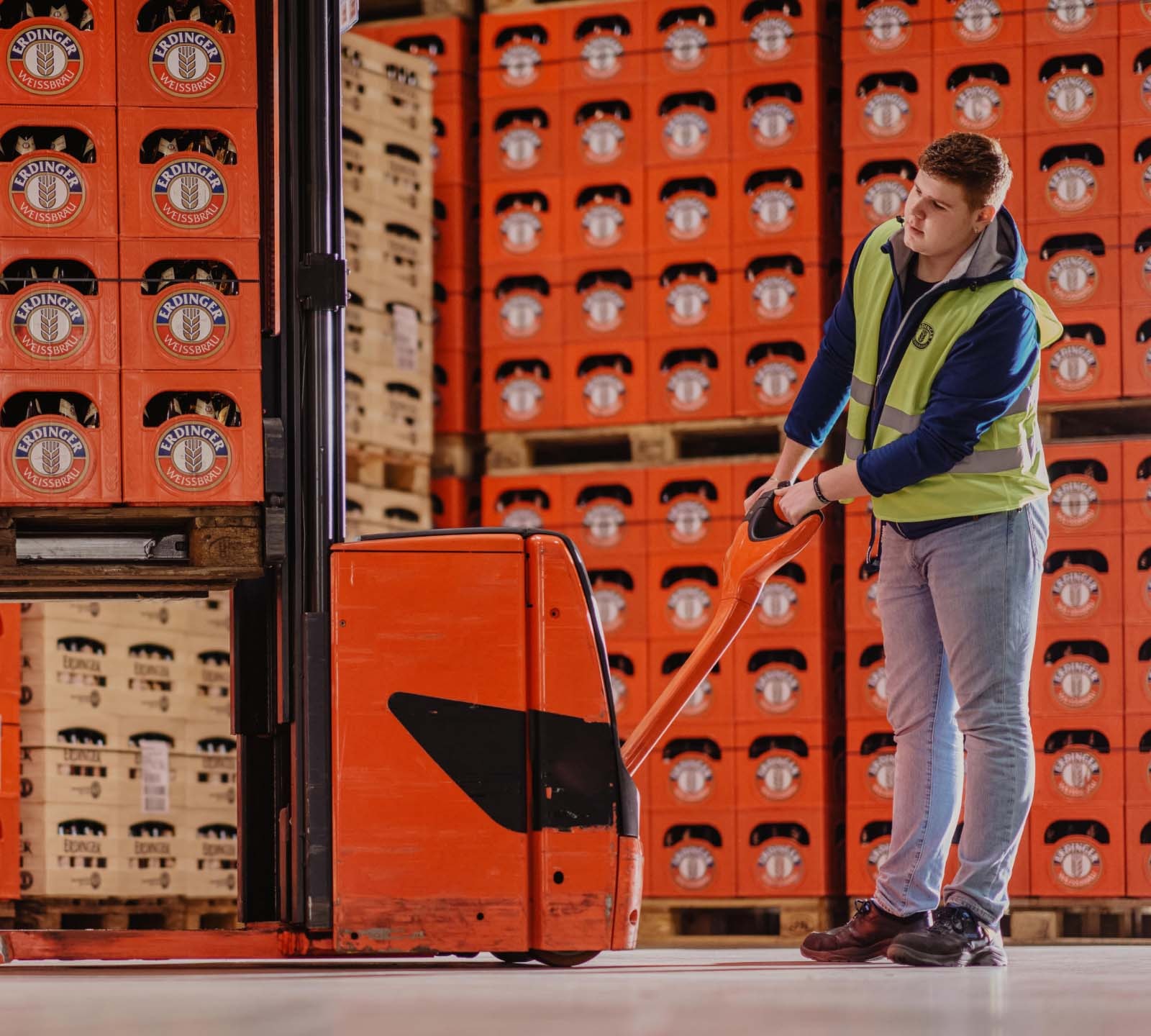 ERDINGER Lagerlogistiker bedient einen Hubwagen.