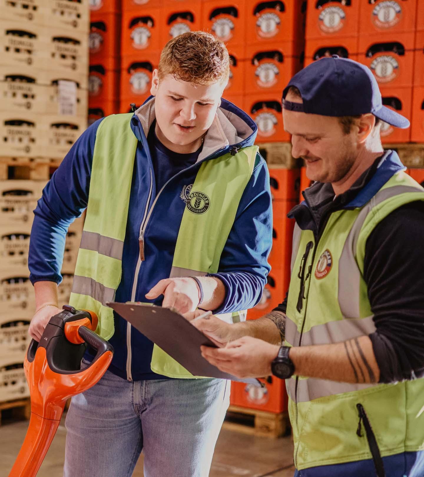 ERDINGER Lagerlogistiker mit Klemmbrett im Bierlager.