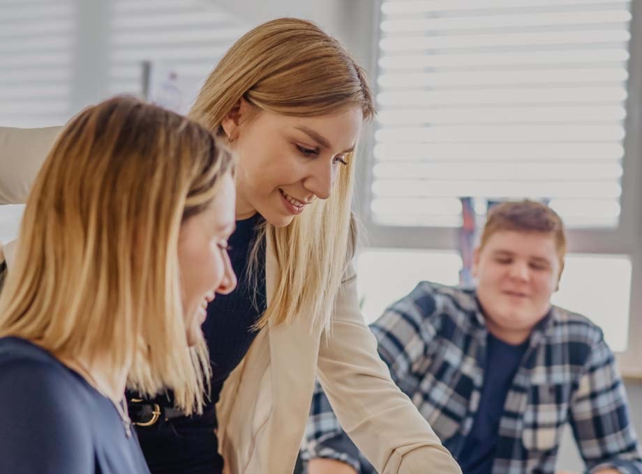 ERDINGER Industriekaufleute arbeiten zusammen im Büro.