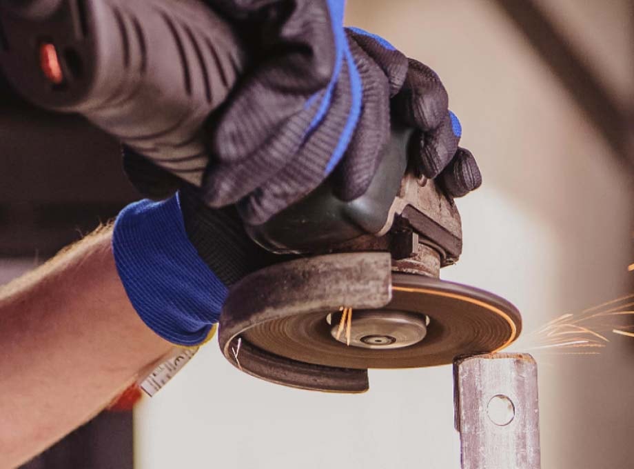 ERDINGER Industriemechaniker arbeitet mit einer Maschine.