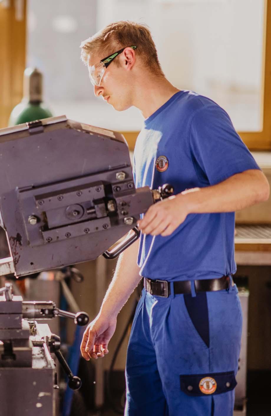 ERDINGER Industriemechaniker mit Schleifgerät , Nahaufnahme.