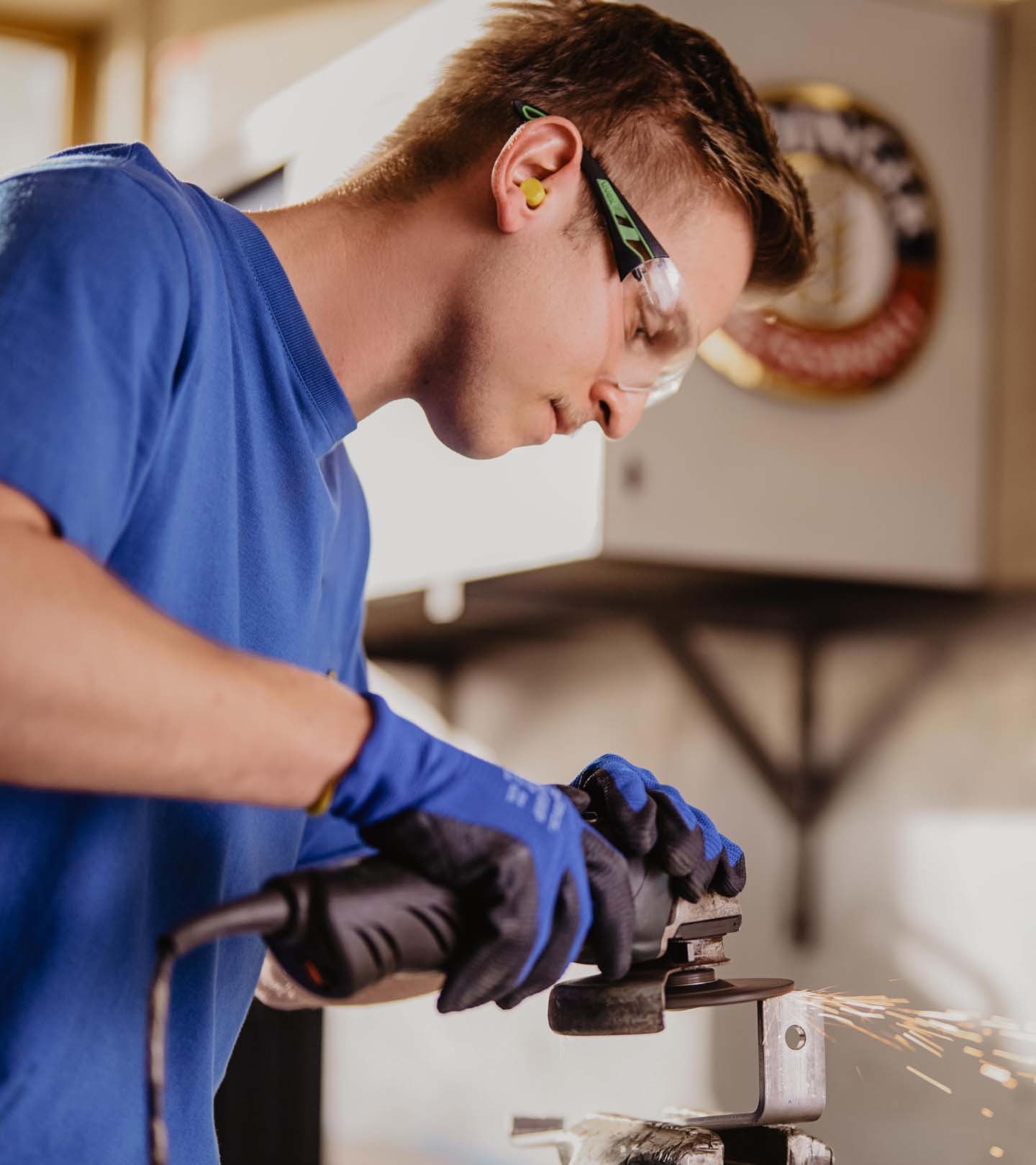 ERDINGER Industriemechaniker mit Schleifgerät.