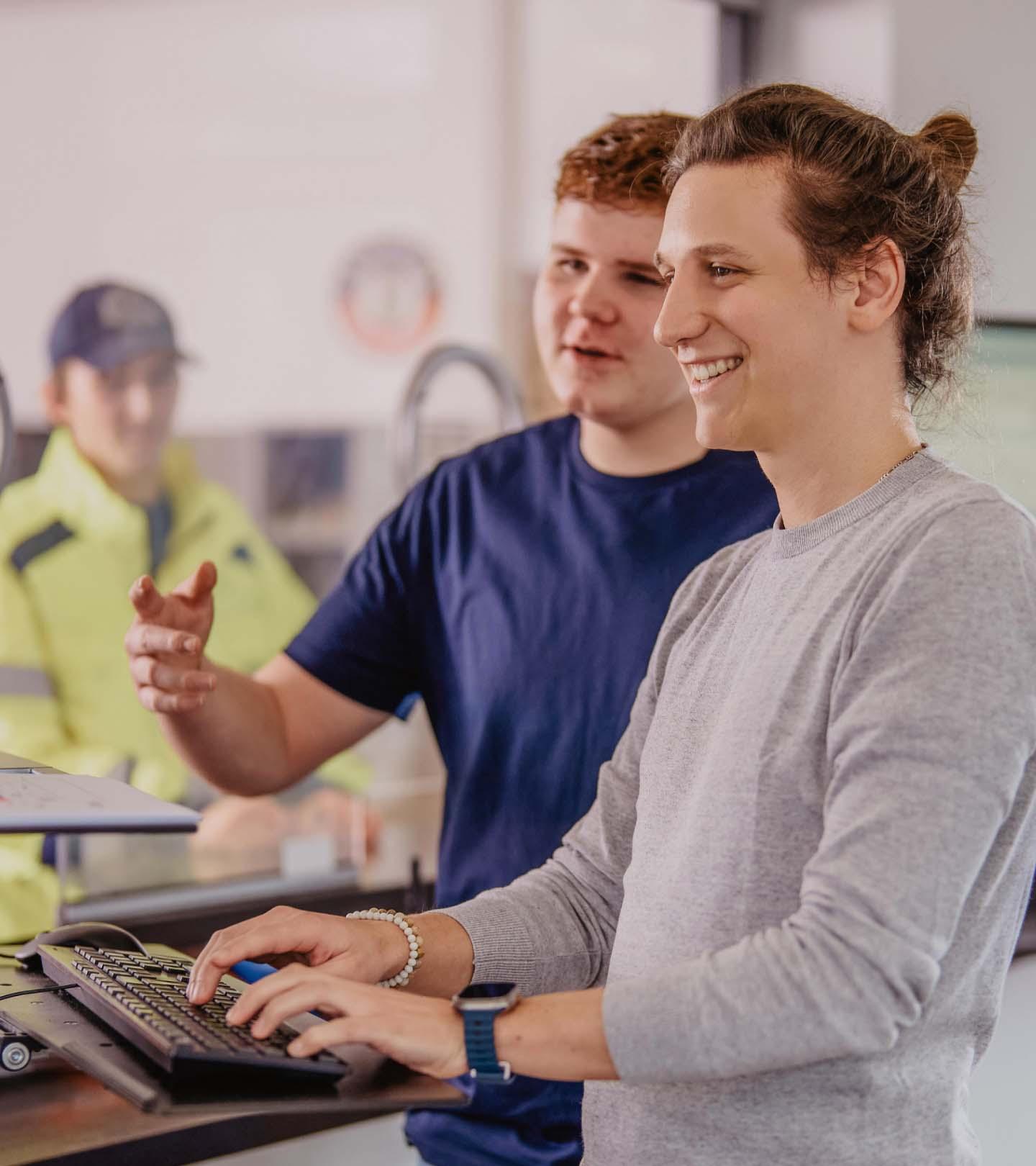 Zwei ERDINGER Speditionskaufleute arbeiten am Computer.