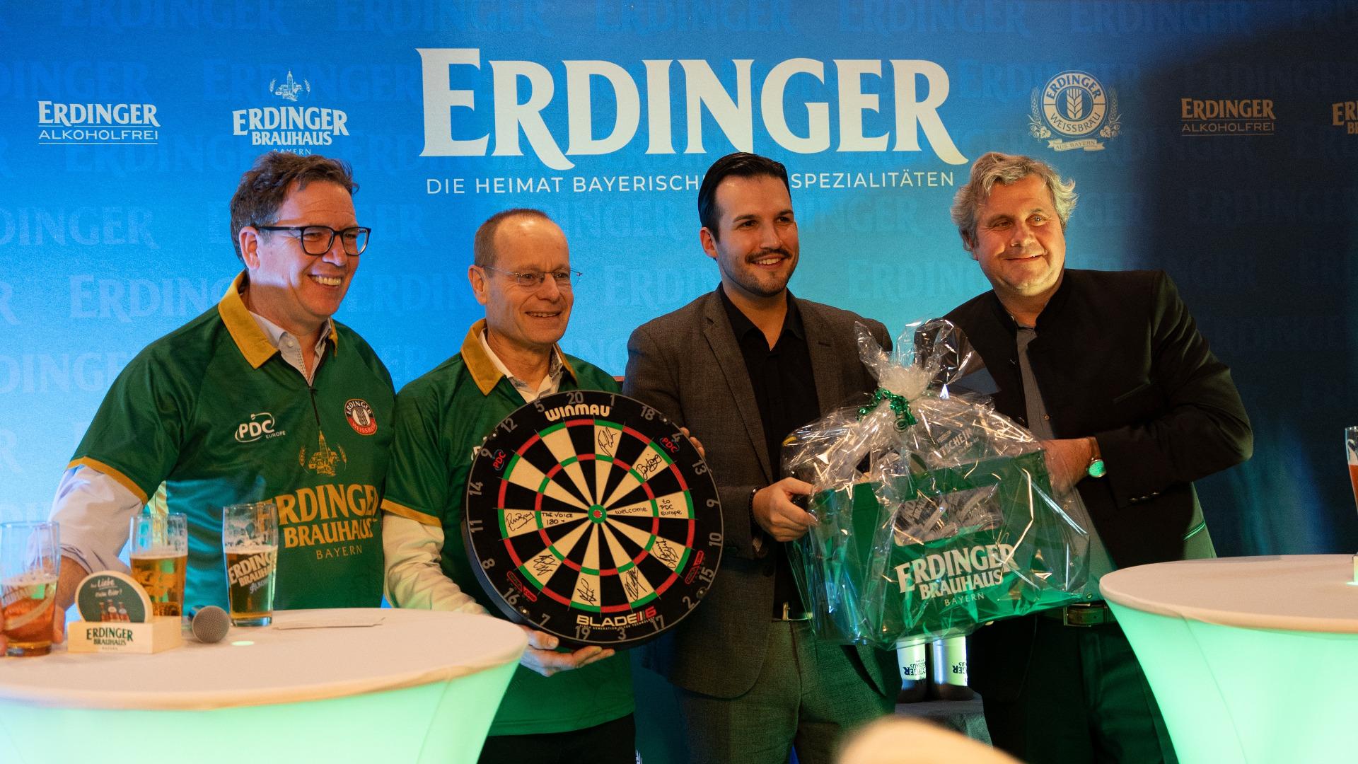 Geschäftsführung ERDINGER bei Vertragsunterzeichnung zur neuen PDC-Bierpartnerschaft.